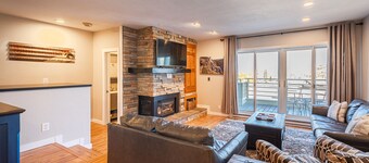 GREAT LOCATION! Downtown Winter Park w/Hot Tub!  Sleeps 6!