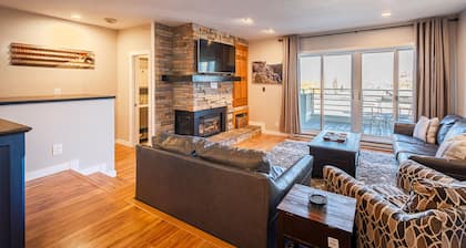 GREAT LOCATION! Downtown Winter Park w/Hot Tub! Sleeps 6!