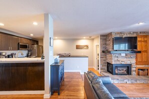 Smart-tv, eldstad och printers