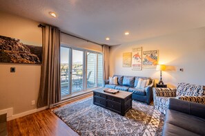 Smart TV, fireplace, printers - GREAT LOCATION! Downtown Winter Park w/Hot Tub!  Sleeps 6! (Winter Park)