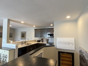 Kylskåp, mikrovågsugn, ugn och spishäll