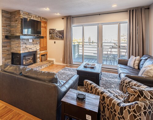 GREAT LOCATION! Downtown Winter Park w/Hot Tub!  Sleeps 6!