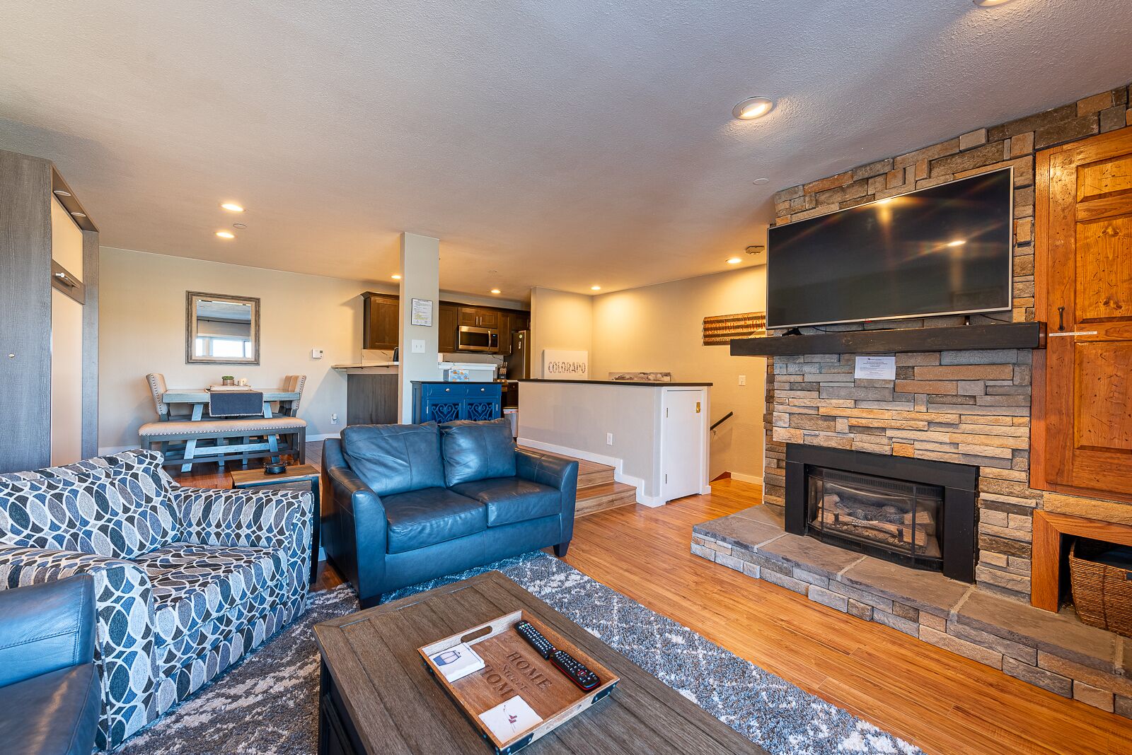 Smart TV, caminetto, stampante