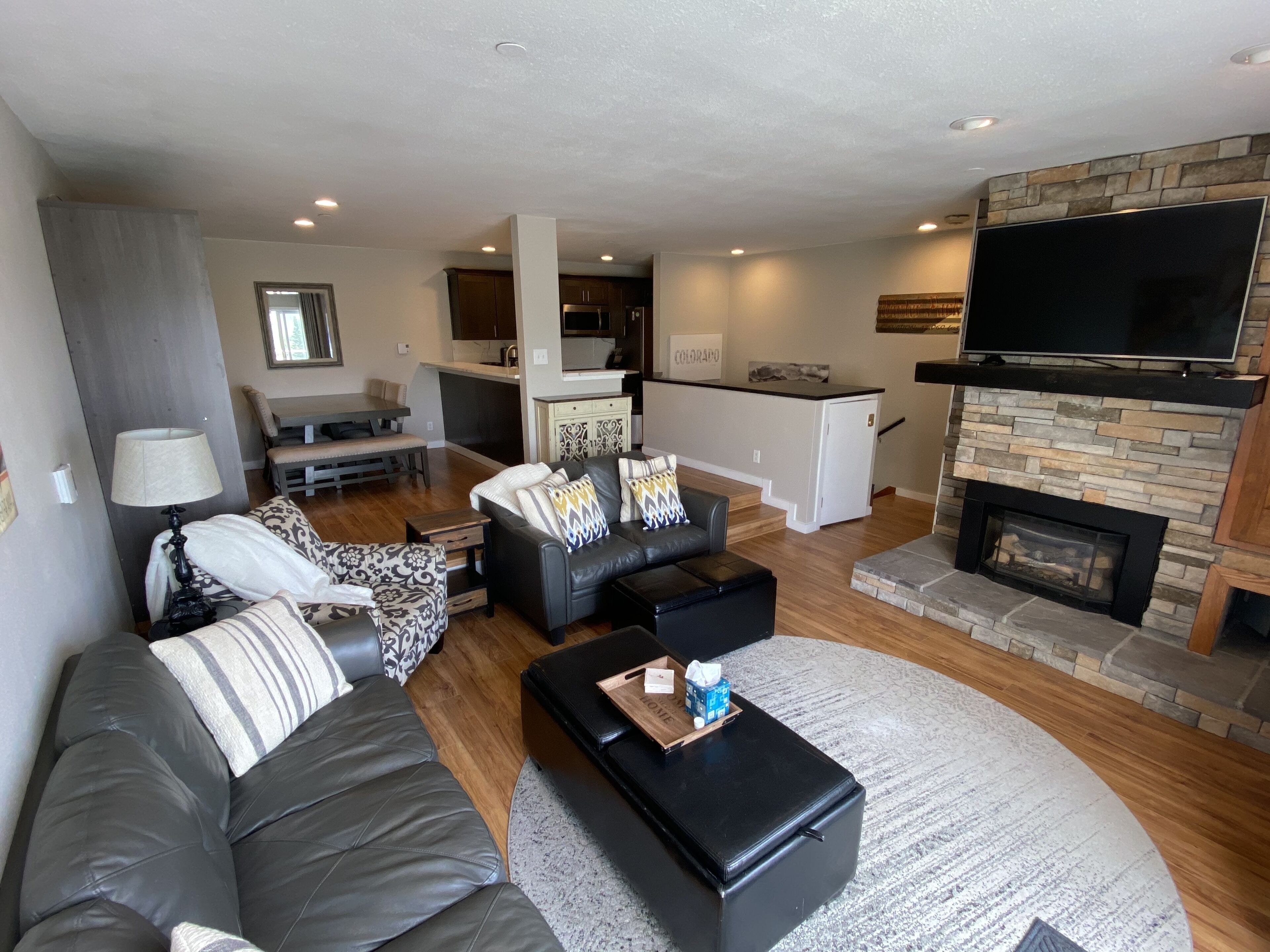 Smart TV, chimenea, impresora