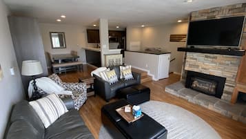 Smart TV, chimenea, impresora