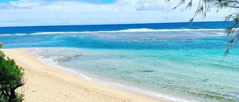 Sur la plage, chaise longue, serviettes de plage
