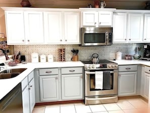 Frigorifero, microonde, forno, piano cottura