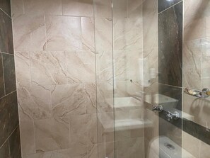 تجهيزات دش، مجففات شعر، مناشف، صابون