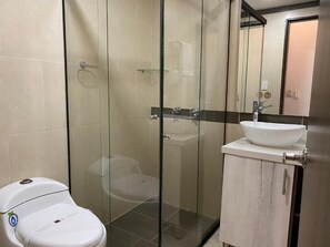 Shower, hair dryer, towels, soap - Hotel Riviere Boutique (Medellín)