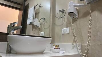 Douche, sèche-cheveux, serviettes fournies, savon