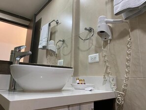 تجهيزات دش، مجففات شعر، مناشف، صابون