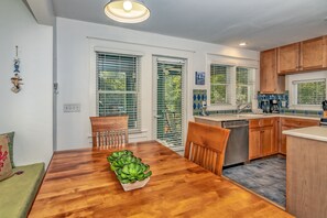 Refrigerador, microondas, lavavajillas y cafetera y tetera 