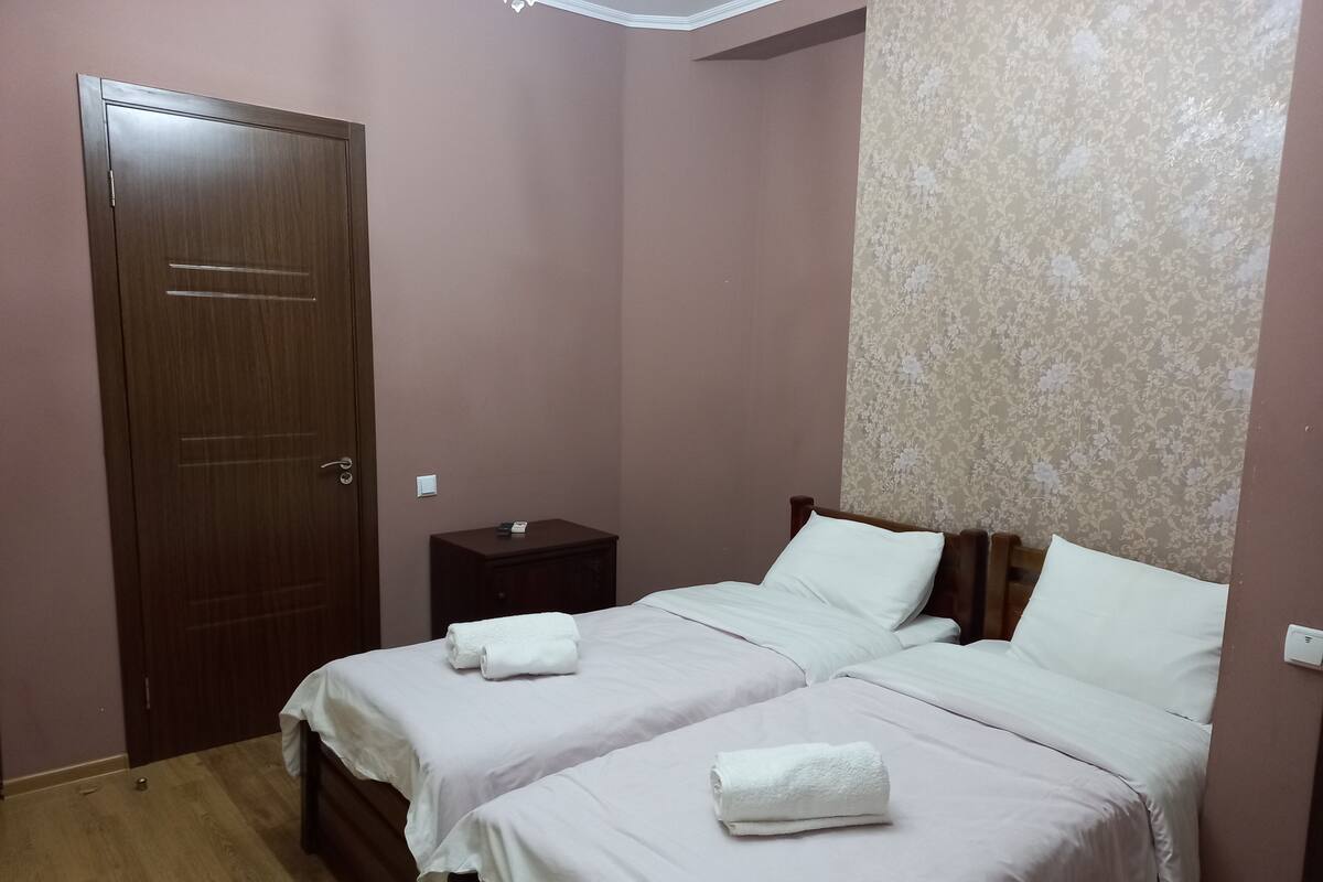 Habitación estándar con 2 camas individuales | Decoración personalizada, muebles diferentes, escritorio y wifi gratis