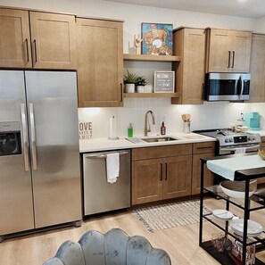 Frigorífic, microones, forn i placa de cuina