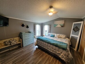 4 bedrooms, iron/ironing board, free WiFi, bed sheets