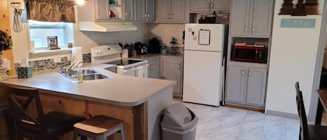 Cafetera y tetera, refrigerador, microondas y horno