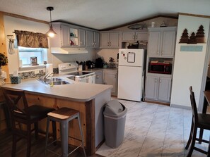 Fridge, microwave, oven, stovetop - Beautiful 4 season getaway in the scenic northwoods of the Western UP! (Bessemer)