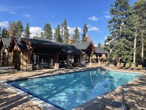 Piscina all'aperto, una piscina riscaldata