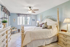2 bedrooms, iron/ironing board, WiFi, bed sheets - Beautiful 7th floor end unit condo with panoramic view steps from the beach! (Naples)