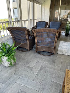 Terrace/patio - Beautiful 7th floor end unit condo with panoramic view steps from the beach! (Naples)