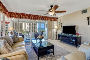 Living area - Beautiful 7th floor end unit condo with panoramic view steps from the beach! (Naples)