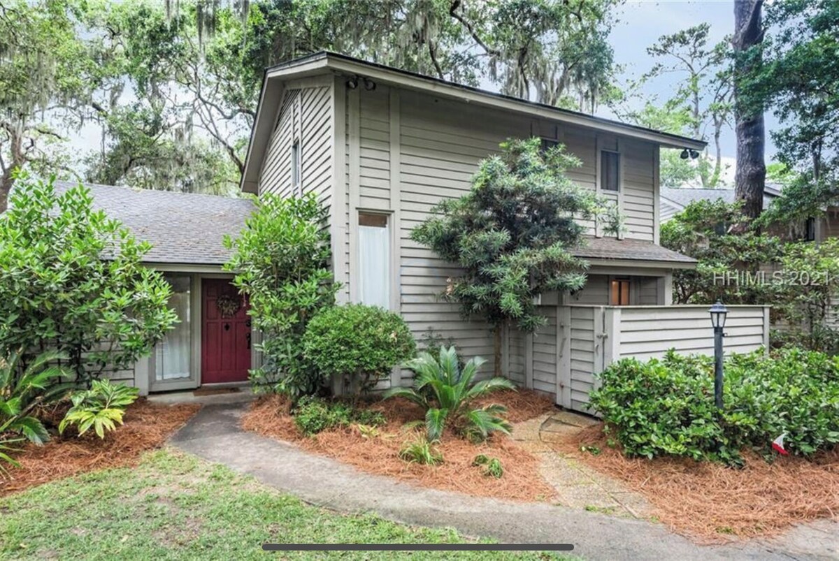 House in Sea Pines w Parking, Bikes, Trail, Fire Pit, BBQ Grill