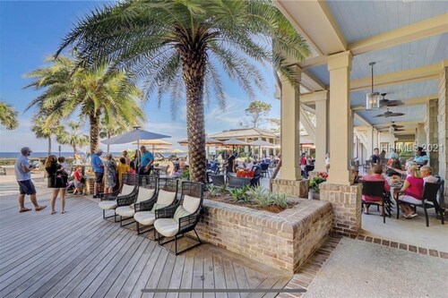 House in Sea Pines w Parking, Bikes, Trail, Fire Pit, BBQ Grill