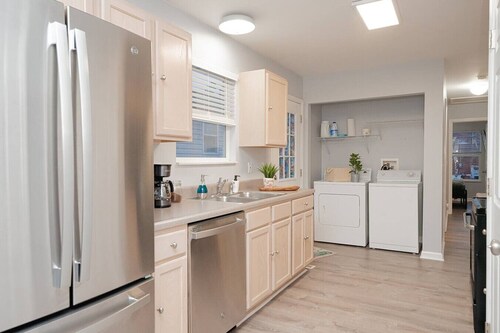 3bd, 2bth, 1K&2Q, Walk to park! Park 1 car in Ga.!