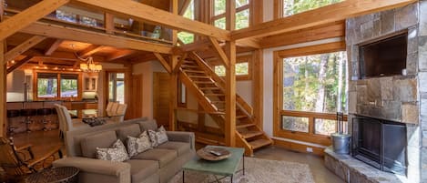 Televisión, chimenea y estéreo