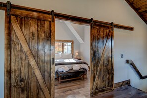 2 bedrooms, iron/ironing board, WiFi, bed sheets - Northern Exposure at Eagles Nest - Views! Covered porch, walk to the Winery and Sportsmans Lodge! (Banner Elk)