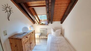 3 bedrooms, travel crib, WiFi, bed sheets