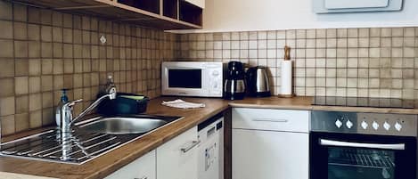 Jääkaappi, mikroaaltouuni, uuni, liesi