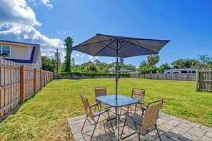 Outdoor dining - Adorable1/1 - Walk to Siesta Key! (Sarasota)