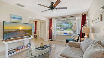 TV connectée, livres, écrans d'ordinateur