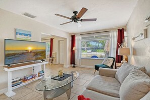 Smart-tv, boeken en een computerscherm