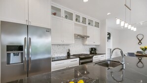 Condo, Multiple Beds (Gossamer Breeze) | Private kitchen | Oven, toaster - Gossamer Breeze (Ottawa)