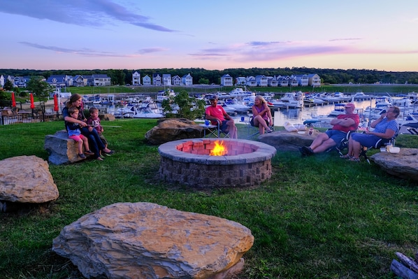 House, 2 Queen Beds (River Retreat) | Property grounds - River Retreat (Ottawa)