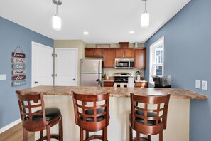 House, 2 Queen Beds (River Retreat) | Private kitchen | Oven, toaster, blender - River Retreat (Ottawa)