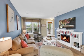 House, 2 Queen Beds (River Retreat) | Living area - River Retreat (Ottawa)