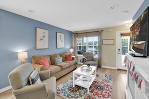 House, 2 Queen Beds (River Retreat) | Living area - River Retreat (Ottawa)