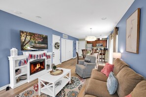 House, 2 Queen Beds (River Retreat) | Living area - River Retreat (Ottawa)