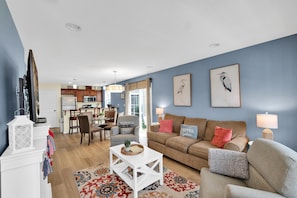 House, 2 Queen Beds (River Retreat) | Living area - River Retreat (Ottawa)