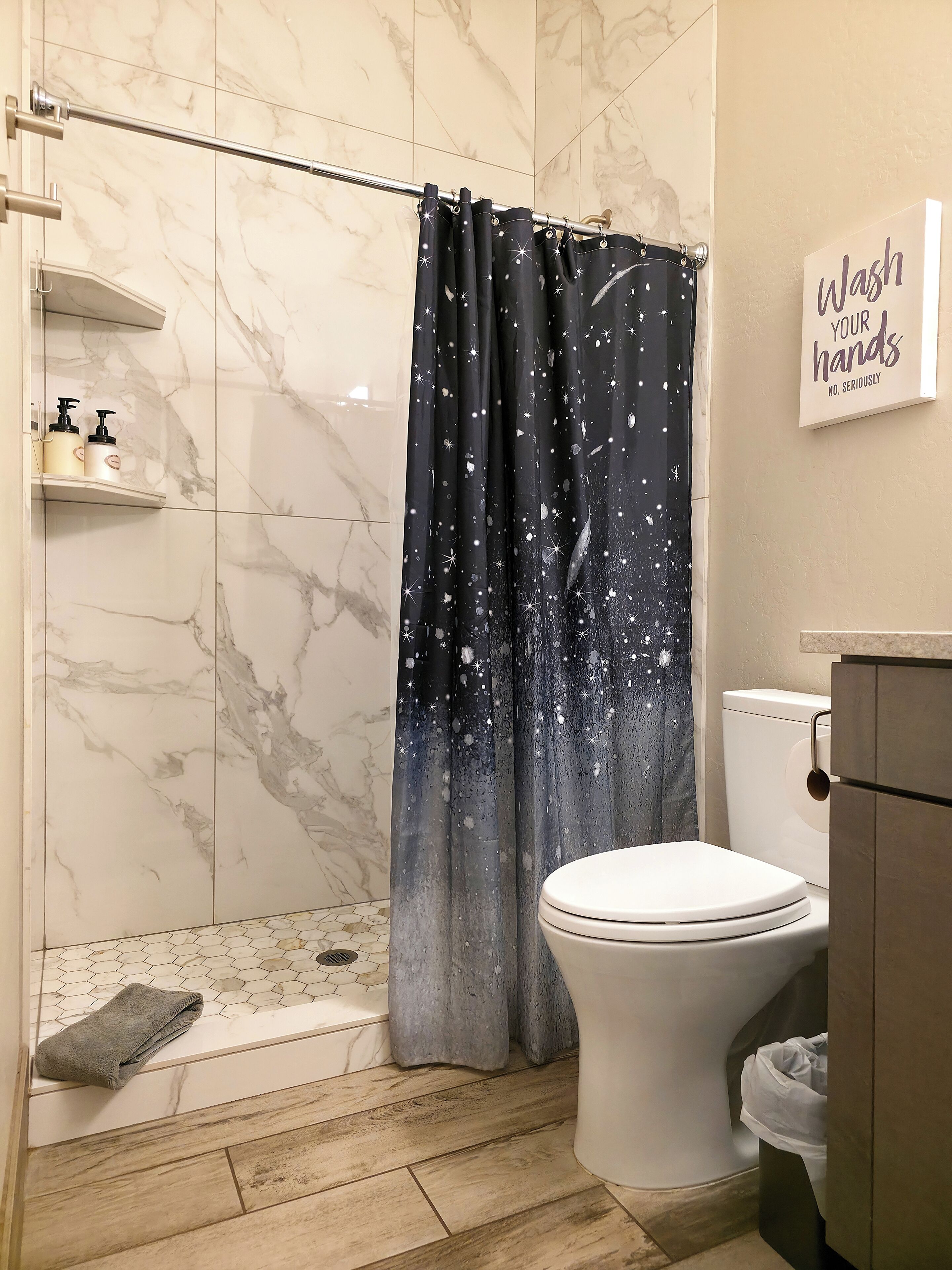 Een bad/douchecombinatie, een haardroger, handdoeken, zeep