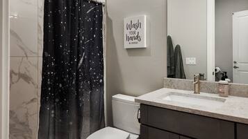 淋浴/盆浴组合、吹风机、毛巾、肥皂