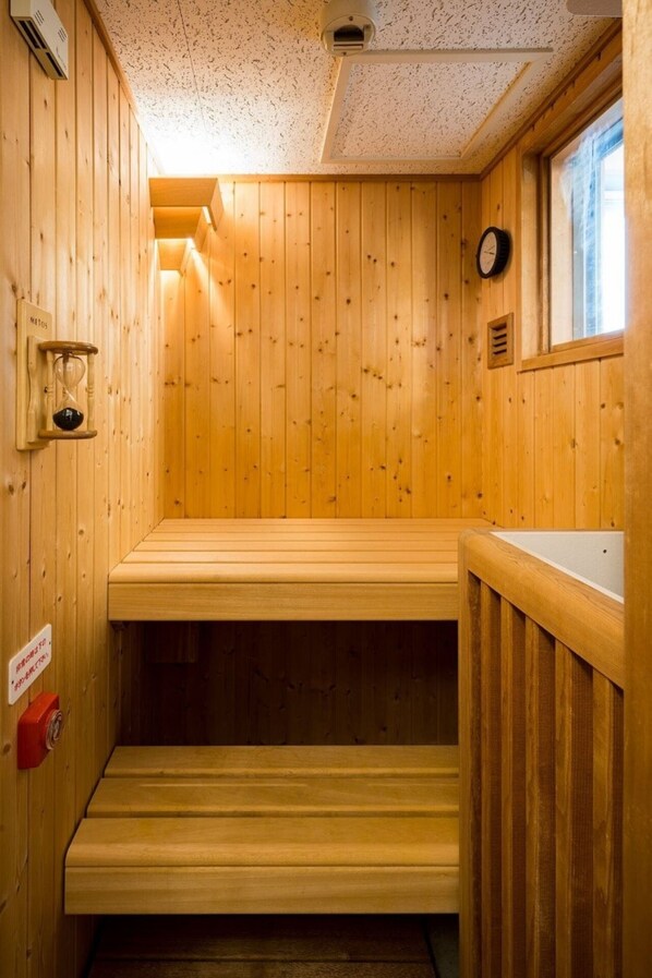 Sauna, hot tub