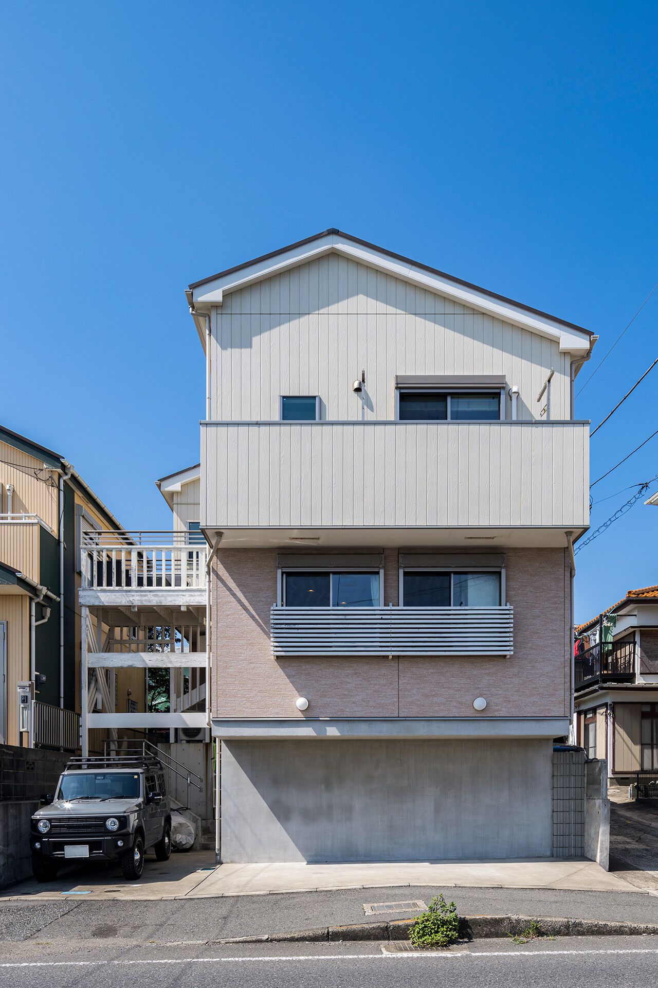 Vista frontal de la propiedad