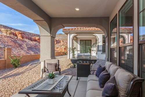 Playtime at Esc 2367, Gorgeous new home with Bunk Room, BBQ, Foosball, Resort Pool, SLP 19