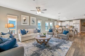 Smart TV, books - Arcade & Hot Tub | Tiki Bar, King Bed, 4min Beach (Crystal Beach)