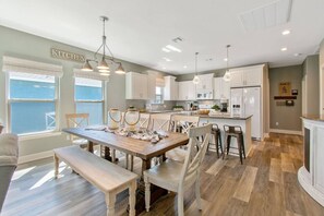 Dining - Arcade & Hot Tub | Tiki Bar, King Bed, 4min Beach (Crystal Beach)