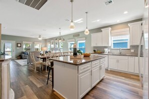 Interior - Tiki Bar, King Bed, Arcade, Hot Tub, 4min to Beach (Crystal Beach)